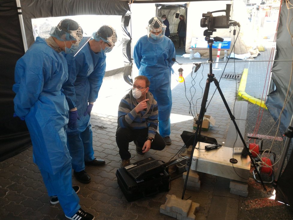 Tři termovizní kamery, které se dosud používaly k vědeckým účelům, nainstalovali a zprovoznili výzkumníci VUT na pracovištích Fakultní nemocnice Brno.