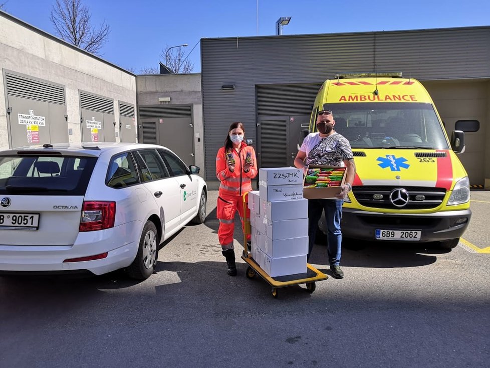 Lidé poslali o velikonocích jako výraz díků za záchranu zdraví i životů jihomoravským zdravotníkům a záchranářům velikonoční dobroty.