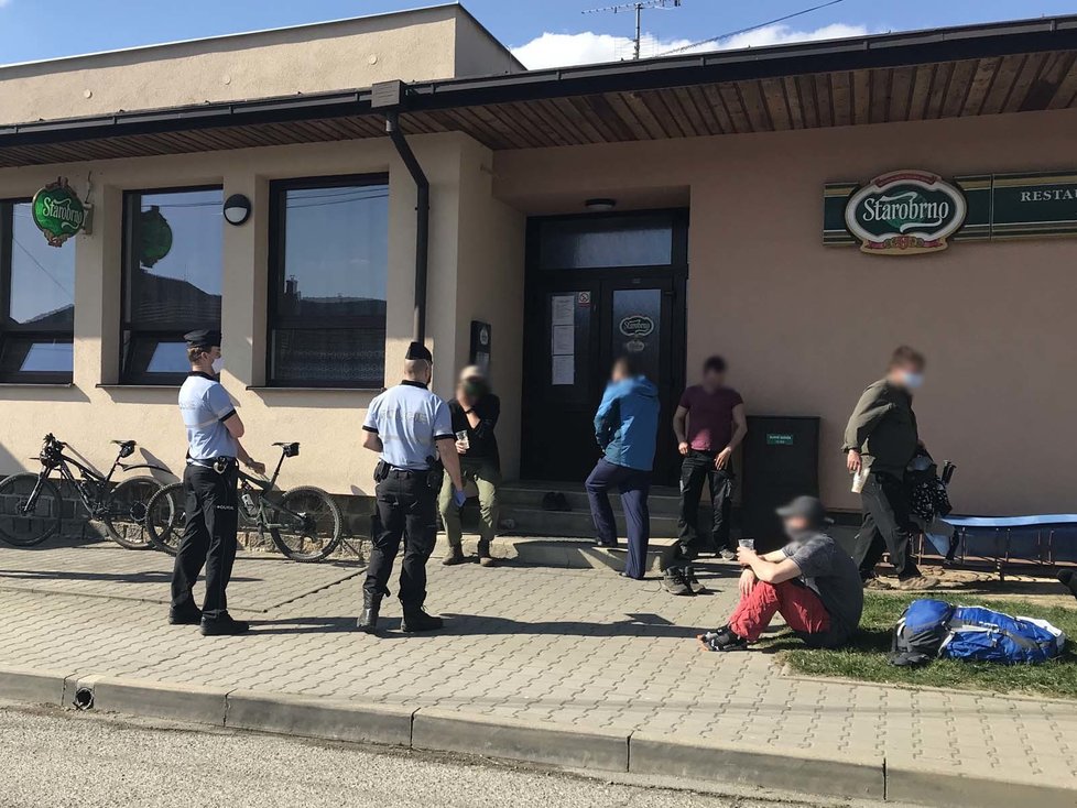 Policie rozprášila nedělní velikonoční mejdan v Přízřenicích v Brně.