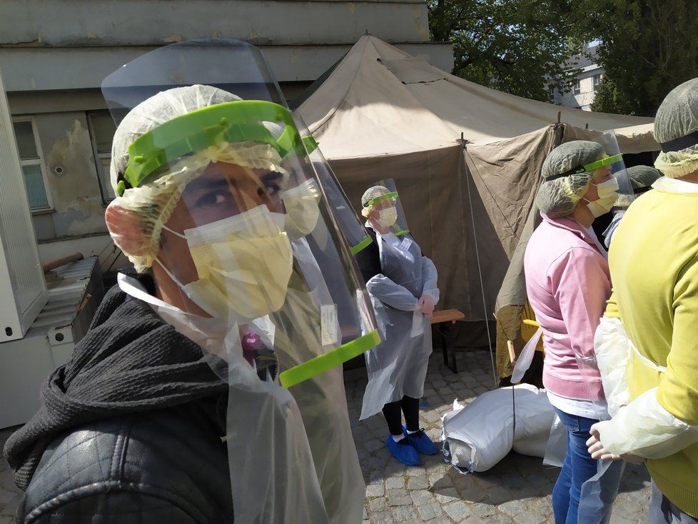 Denní centrum pro lidi bez domova vzniklo v židenických kasárnách v Brně. O potřebné se tam starají lidé ze Spolku křesťanské pomoci Bučovice a budoucí lékaři z dobrovolnické organizace Medicinaulici.