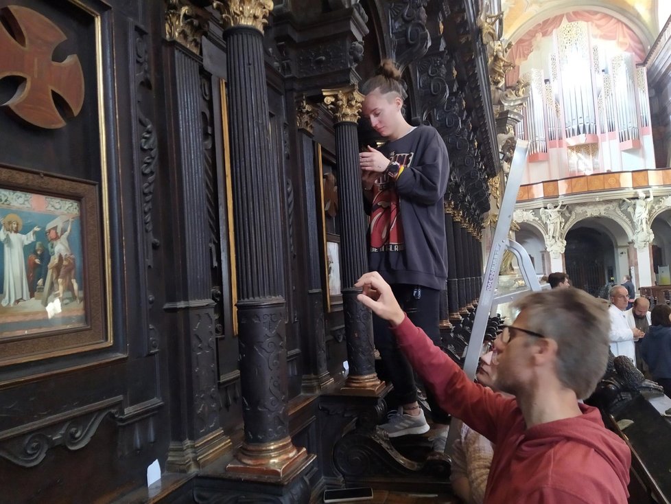 Studenti brněnské a mnichovské restaurátorské školy začali se zkoumáním lavic v pondělí, v kostele zůstanou do 30. května.