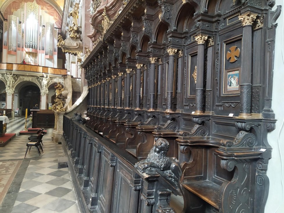 Studenti brněnské a mnichovské restaurátorské školy začali se zkoumáním lavic v pondělí, v kostele zůstanou do 30. května.