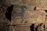 Unikátní 700 let staré rakve našli archeologové v kostnici v Brně