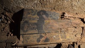 Detail malovaného víka rakve z období renesance. Nález je velmi vzácný. Archeologové rakev našli při vyklízení krypty a kostnice pod kostelem sv. Jakuba v Brně.