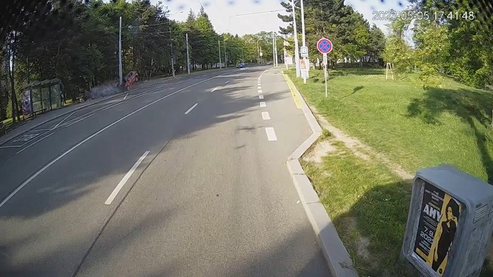 Řidič autobusu zachytil nehodu poblíž zastávky Přívrat v Brně.