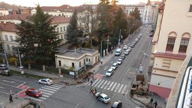 Pět dopravních nehod se stalo na křižovatce ulic Kotlářská a Kounicova v Brně, kde je omezený provoz kvůli výměně semaforů. Semafory nefungují, řidiči musejí jezdit podle značek, jezdí ale po paměti. 