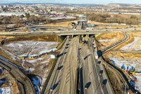 Řidiči, pozor! D2 v Brně bude zavřená kvůli bourání mostu. Kudy povedou objížďky?