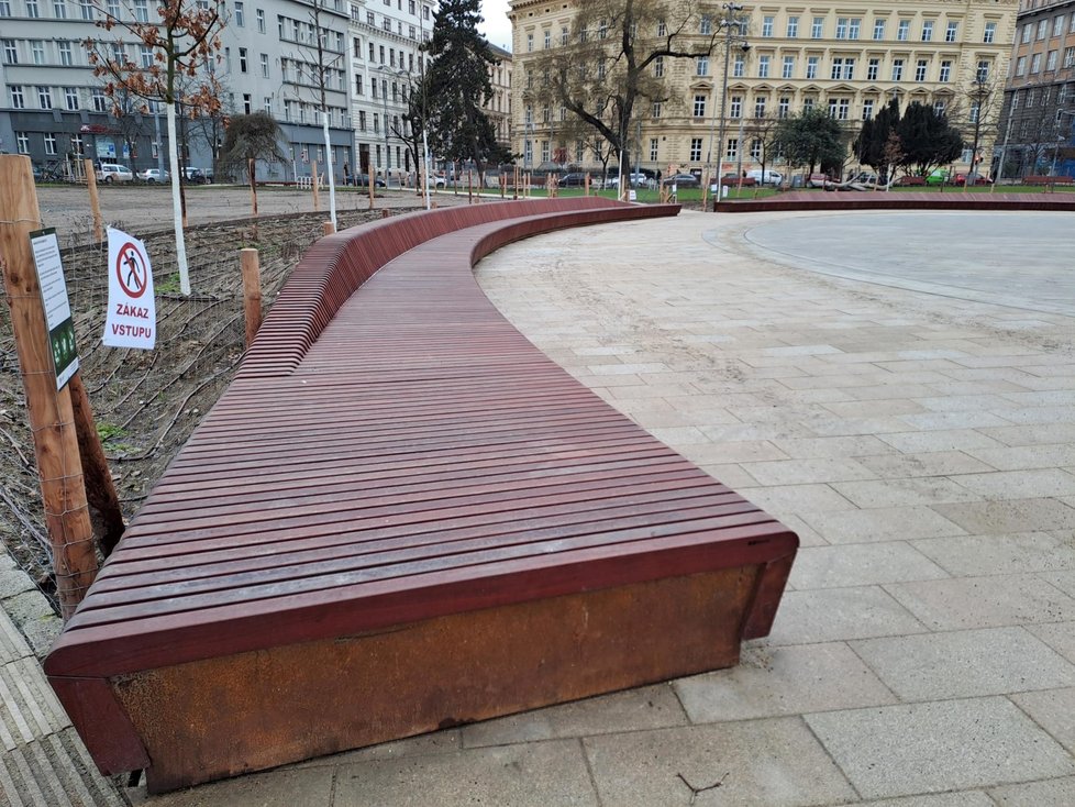Designové lavice o celkové délce 120 metrů, tvoří odpočinkovou zóny uprostřed rekonstruovaného Moravského náměstí v Brně.