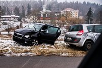 Pozor! Ledovka pokryla Olomoucko: Nehody i zapadnutý autobus