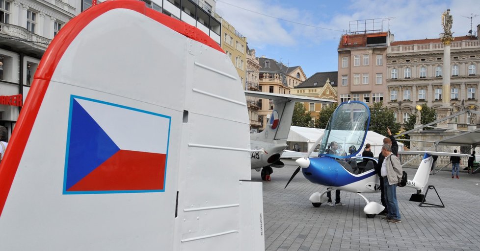 Lidé si prohlížejí elektrický letoun české výroby NIX (vpravo).