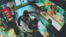 Na záběru bezpečnostní kamery je vidět, že lupič přepadl barmanku s nožem v ruce.