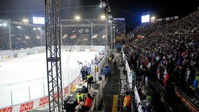 Provizorní stadion z lešenářských trubek vyrostl v lednu 2016 na měsíc přímo v jámě po zbouraném starém zimáku.