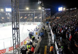 Provizorní stadion z lešenářských trubek vyrostl v lednu 2016 na měsíc přímo v jámě po zbouraném starém zimáku.