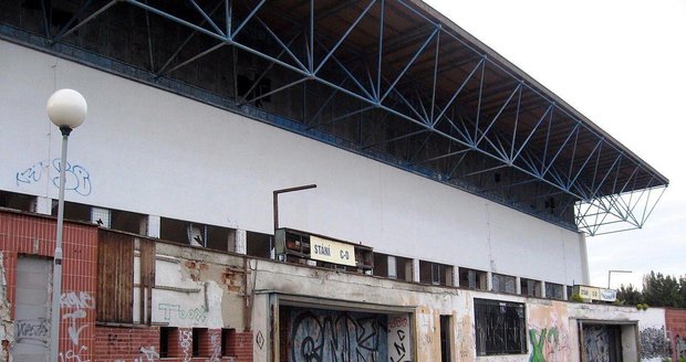 Starý zimní stadion za Lužánkami v Brně krátce před svým stržením