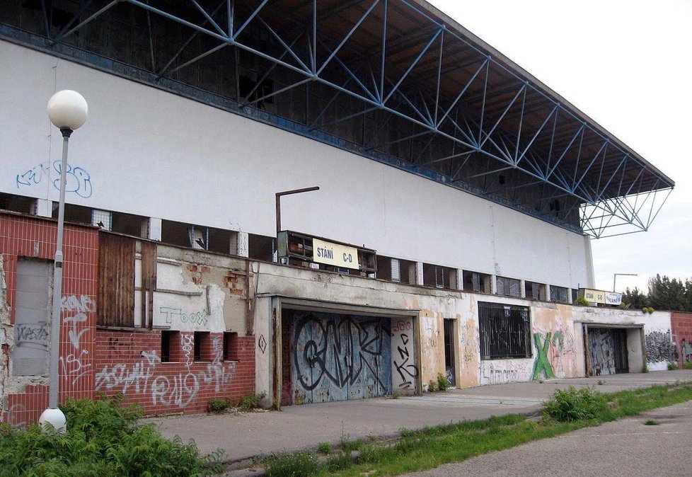 Starý zimní stadion za Lužánkami v Brně krátce před svým stržením