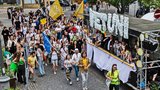 Brno ovládli studenti: Tisíce jich prošly centrem v majálesovém průvodu, pařit se bude do rána