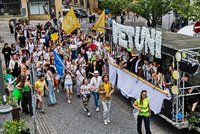 Brno ovládli studenti: Tisíce jich prošly centrem v majálesovém průvodu, pařit se bude do rána
