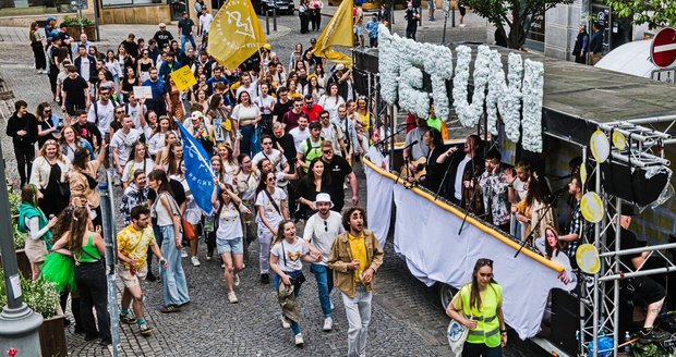 Majálesový průvod vyráží z náměstí Svobody na brněnské výstaviště, kde se koná festival Brněnský Majáles 2026, 8. května 2026, Brno.