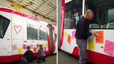„Jiří, jsi boží kluk!“ Do ulic Brna vyjela májová šalina, veze lidem vzkazy od blízkých
