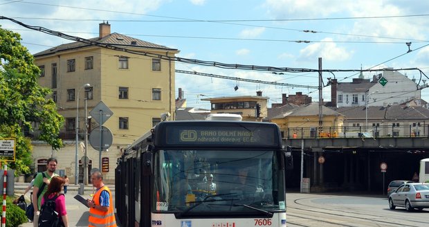 Autobusy rozvážejí cestující na jiná nádraží