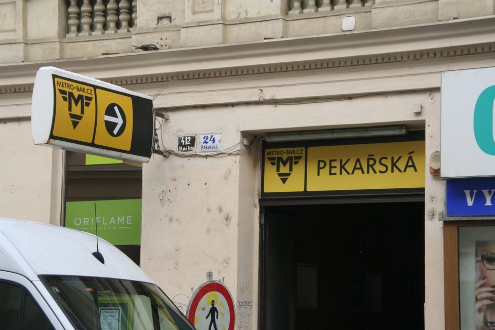 V Brně se uprostřed ledna 2015 objevila první stanice metra. Stal se jí interiér zkušebně otevřeného baru v Pekařské ulici.