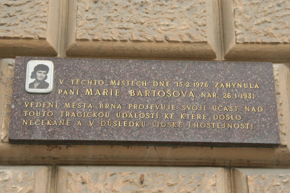 Dne 15. února 1976 vystupovala na Pekařské ulici ze šaliny (tehdy na zastávce Fakultní nemocnice) Marie Bartošová (†45). Při výstupu se propadla pod povrch neznámo kam. Její tělo se nikdy nenašlo.