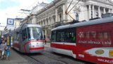 Babička se zhroutila na zastávce tramvaje Vlhká v Brně: Srazil ji někdo? Policie hledá svědky