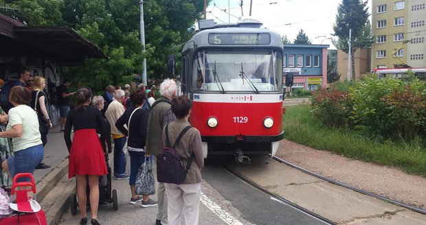 Lidé čekají na šalinu (tramvaj) na točně ve Štefánikově čtvrti v Brně.