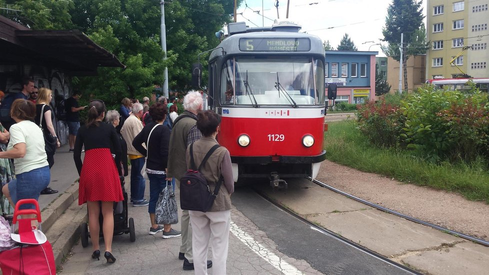 Lidé čekají na šalinu (tramvaj) na točně ve Štefánikově čtvrti v Brně.