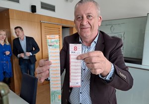 Šéf tarifního odboru brněnského dopravního podniku Vít Prýgl ukazuje starou (velvo) a novou univerzální jízdenku.