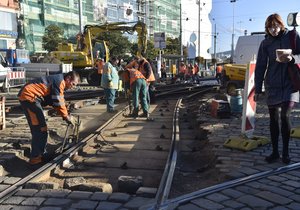 Před hlavním nádražím v Brně probíhá rozsáhlá rekonstrukce tramvajových kolejí, která výrazně omezuje dopravu. Potrvá celý týden až do neděle 31. října.