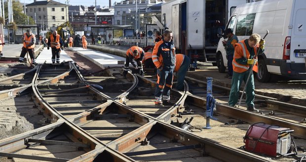 Před hlavním nádražím v Brně probíhá rozsáhlá rekonstrukce tramvajových kolejí, která výrazně omezuje dopravu. Potrvá celý týden až do neděle 31. října.