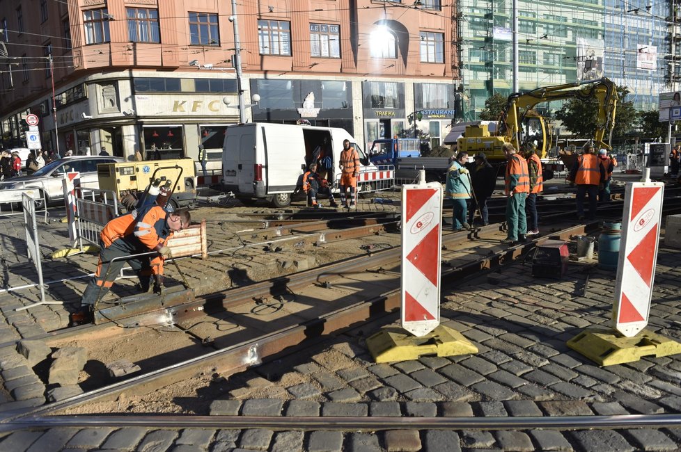Před hlavním nádražím v Brně probíhá rozsáhlá rekonstrukce tramvajových kolejí, která výrazně omezuje dopravu. Potrvá celý týden až do neděle 31. října.