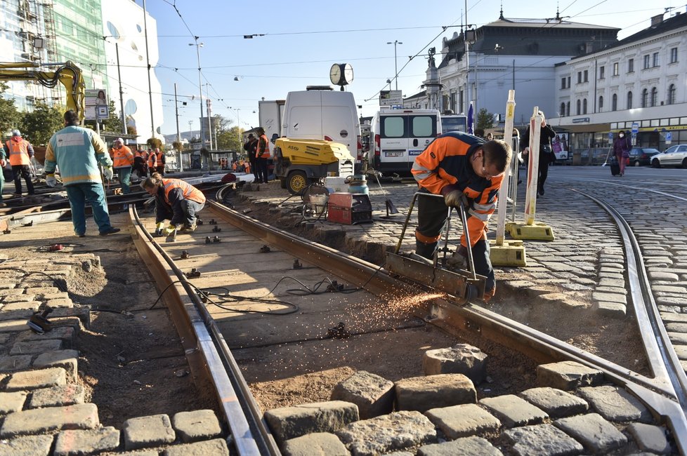 Před hlavním nádražím v Brně probíhá rozsáhlá rekonstrukce tramvajových kolejí, která výrazně omezuje dopravu. Potrvá celý týden až do neděle 31. října.