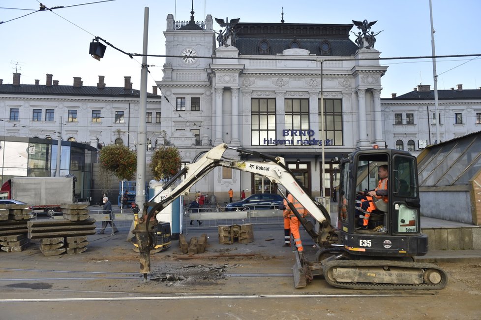 Před hlavním nádražím v Brně probíhá rozsáhlá rekonstrukce tramvajových kolejí, která výrazně omezuje dopravu. Potrvá celý týden až do neděle 31. října.