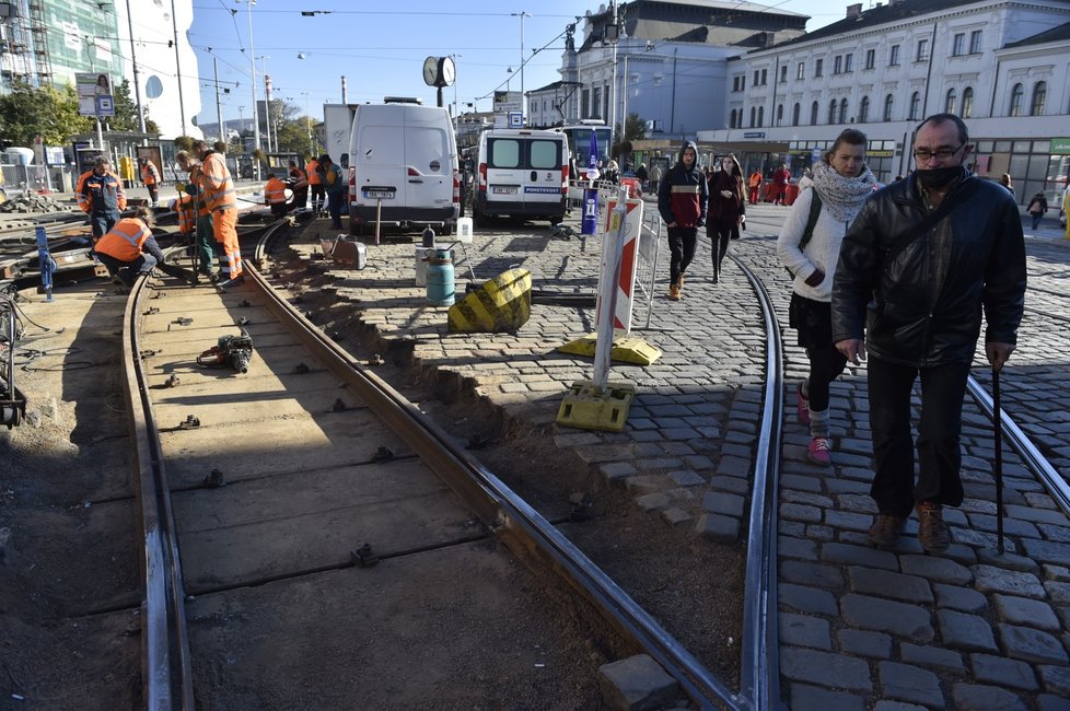 Před hlavním nádražím v Brně probíhá rozsáhlá rekonstrukce tramvajových kolejí, která výrazně omezuje dopravu. Potrvá celý týden až do neděle 31. října.