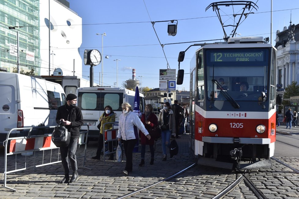 Před hlavním nádražím v Brně probíhá rozsáhlá rekonstrukce tramvajových kolejí, která výrazně omezuje dopravu. Potrvá celý týden až do neděle 31. října.