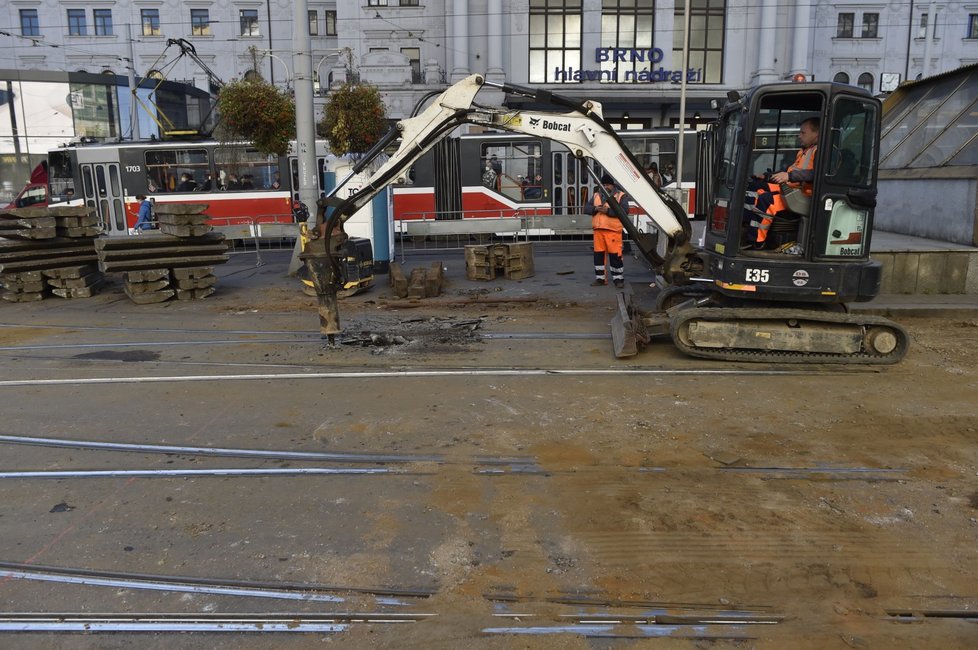 Před hlavním nádražím v Brně probíhá rozsáhlá rekonstrukce tramvajových kolejí, která výrazně omezuje dopravu. Potrvá celý týden až do neděle 31. října.