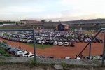 Obří autobazar v největší sportovní ruině v Česku? Omyl! Na polorozpadlém fotbalovém stadionu v Brně za Lužánkami se odehrál unikátní koncert pro auta.