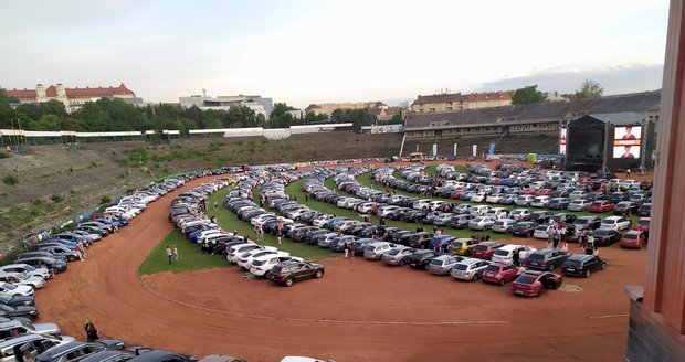 Obří autobazar v největší sportovní ruině v Česku? Omyl! Na polorozpadlém fotbalovém stadionu v Brně za Lužánkami se odehrál unikátní koncert pro auta.