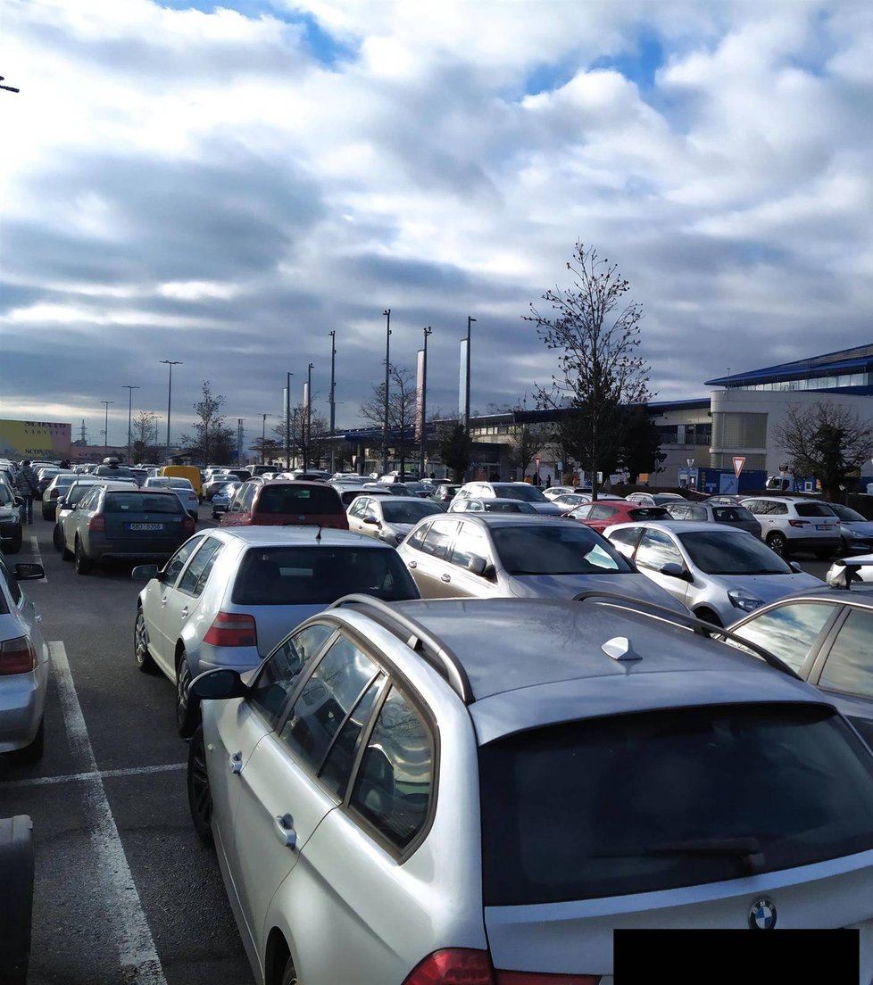 Automobily o Zlaté neděli zcela zaplnily obrovské parkoviště u modřické Olympie, největšího nákupního centra Moravy.