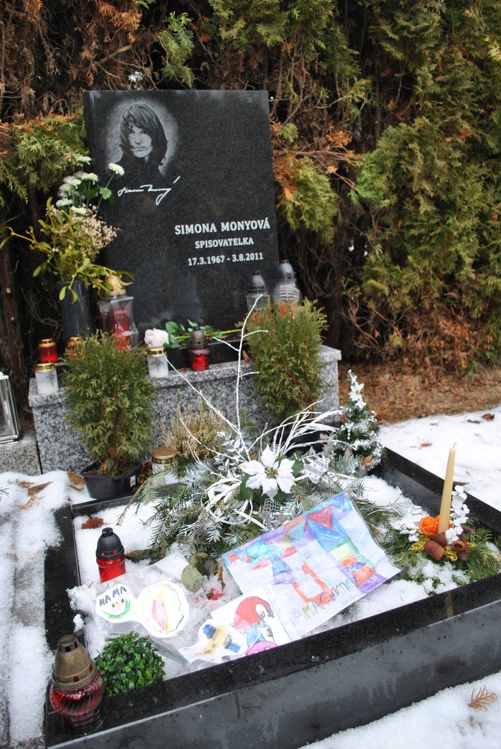 Na hrobě Simony Monyové leží dětské obrázky.
