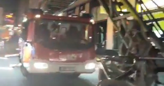 Narkoman (59) v Brně šplhal o okapu: Sundat ho musela zásahová jednotka!