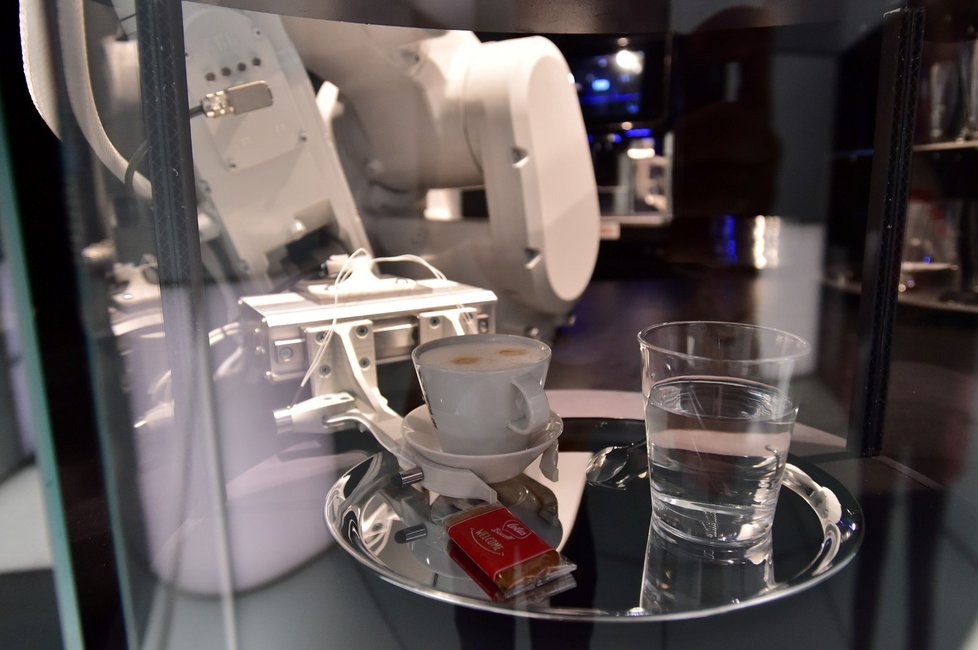 Návštěvníky nové kavárny v Uměleckoprůmyslovém muzeu v Brně obslouží robotická ruka.