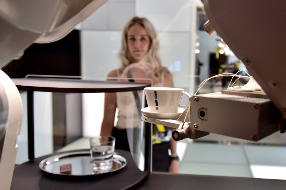 Návštěvníky nové kavárny v Uměleckoprůmyslovém muzeu v Brně obslouží robotická ruka.