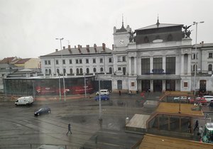 Před opraveným levým křídlem historické budovy hlavního nádraží v Brně vyrostla místo původní terasy prosklená kavárna.