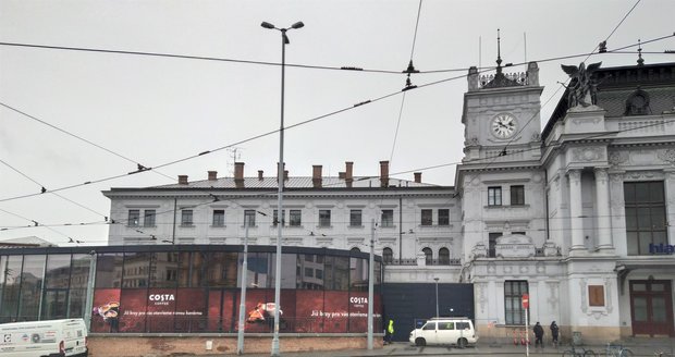 Před opraveným levým křídlem historické budovy hlavního nádraží v Brně vyrostla místo původní terasy prosklená kavárna.