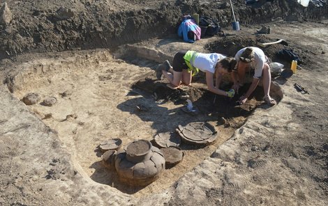Archeologové čist jeden z nalezených pravěkých hrobů. Byla v něm i zachovaná keramika.