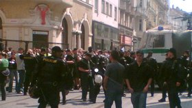 Policie neprodyšně uzavřela všechy přístupové cesty na náměstí Svobody