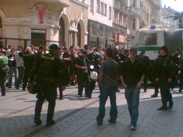 Policie neprodyšně uzavřela všechy přístupové cesty na náměstí Svobody